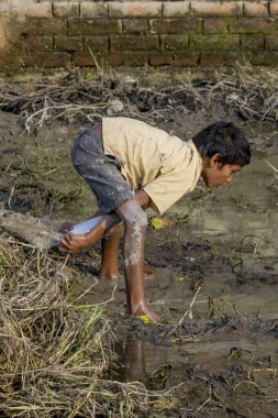 RAXAUL, INDIA: Tanımlanamayan Hintli çocuk Kasım 2013 'te Raxaul, Bihar, Hindistan' da.
