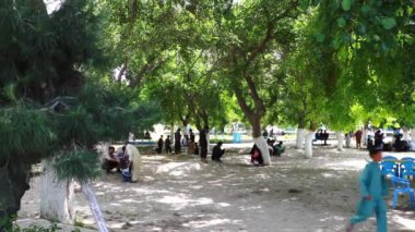 2018 'de Mazar-i-Şerif, Kuzey Afganistan' daki kimliği belirsiz Afgan halkı