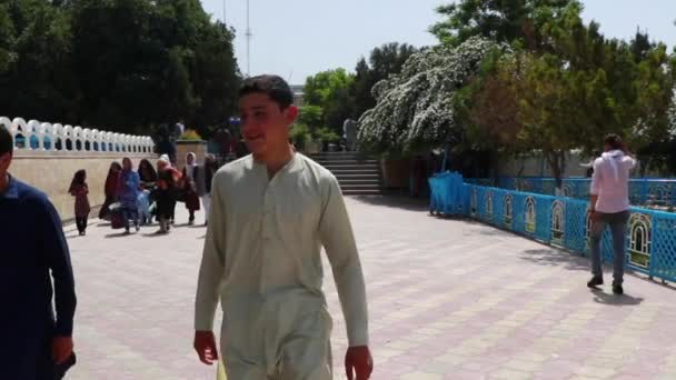 Oidentifierat Afghanskt Folk Blå Moskén Mazar Sharif Norra Afghanistan 2019 — Stockvideo