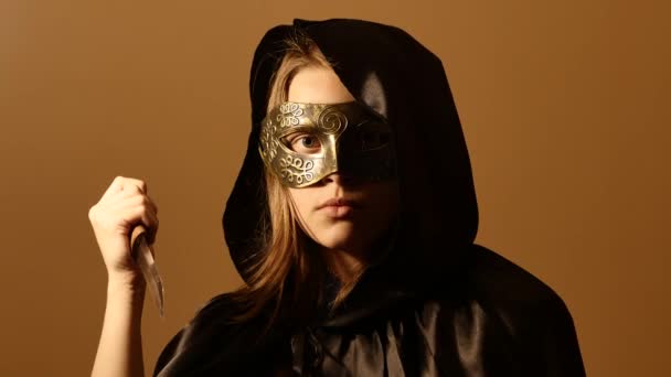Portret model Halloween horror - szatańskie teen dziewczyna kapłana lub druid z nożem rytuału. 4k Uhd — Wideo stockowe