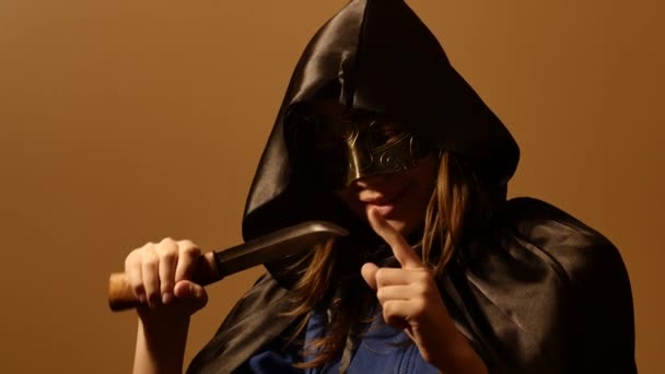 호 러 할로윈 모델-악마 십 대 소녀 신부 또는 의식 칼으로 사제의 초상화. 4k Uhd — 비디오