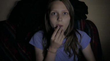 Korku filmi sinemada izlerken kız. 4k Uhd