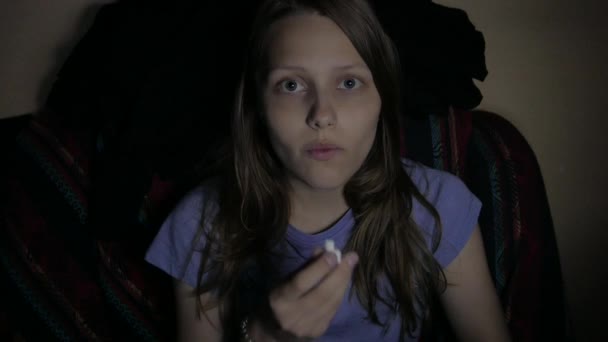 Дівчина дивиться фільм жахів у кіно. 4K UHD — стокове відео