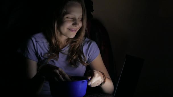 Девушка смотрит кино в кино. 4K UHD — стоковое видео