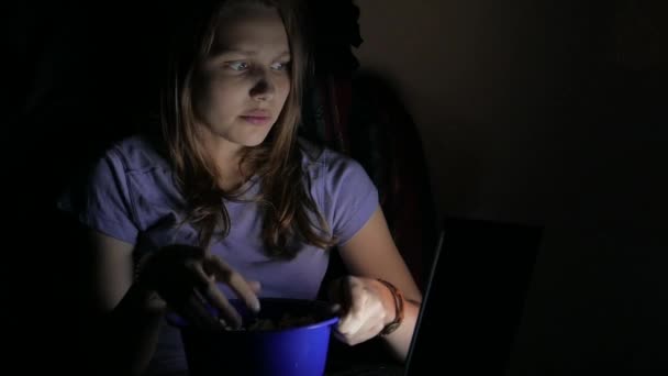 Menina assistindo filme de terror em um laptop. 4K UHD — Vídeo de Stock