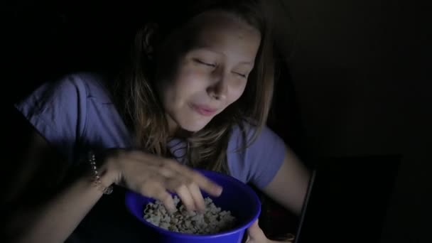 Chica viendo películas en el cine. 4K UHD — Vídeos de Stock