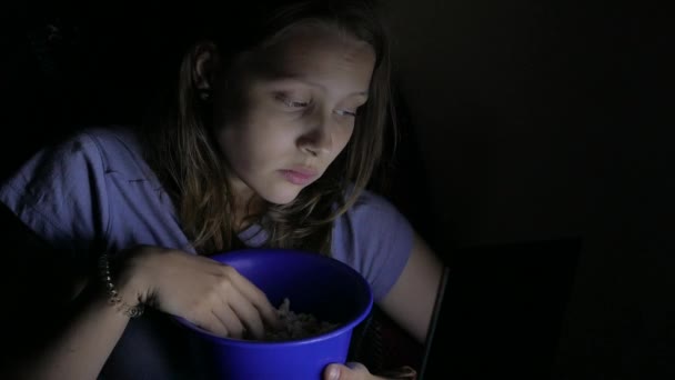Дівчина дивиться кіно в кіно. 4K UHD — стокове відео