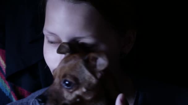 Adolescente chica es sentado con su perro y sonriendo, 4K UHD . — Vídeos de Stock