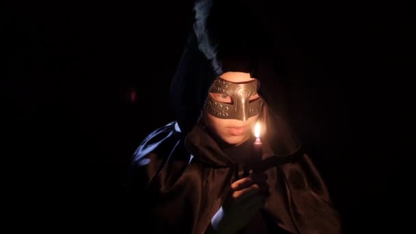 Wicca flicka med ett ljus haglar Satan och utföra mörka ritualer. Halloween. 4k Uhd — Stockvideo