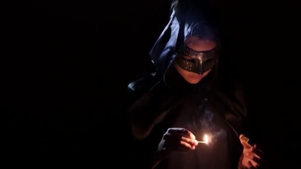 Menina Wicca com uma vela saúda Satanás e realizando rituais escuros. Dia das Bruxas. 4K UHD — Vídeo de Stock