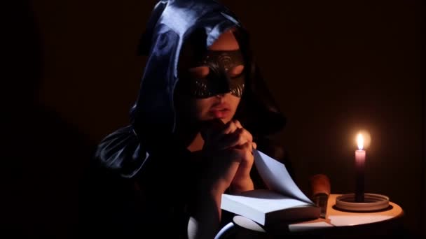 İçine şeytan girmiş Şeytani büyücü kız. 4k Uhd — Stok video