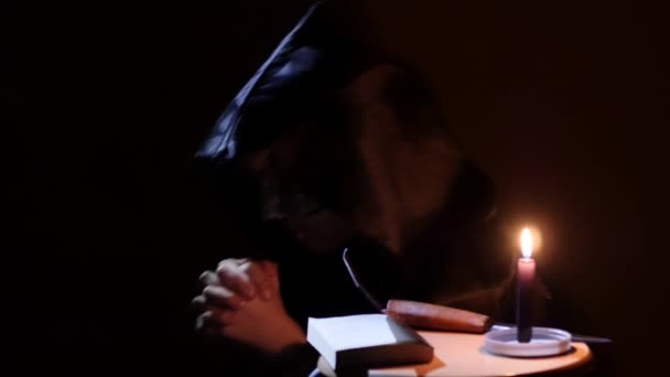 Szatańskie druid dziewczyna z nożem, książki i świeca. 4k Uhd — Wideo stockowe