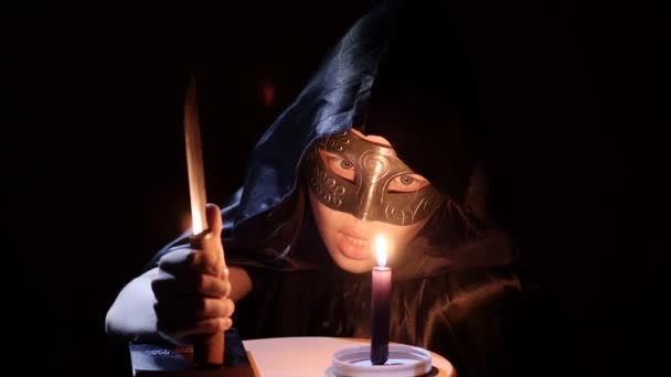 Satanisches Druidenmädchen mit Messer, Buch und Kerze. 4k uhd — Stockvideo