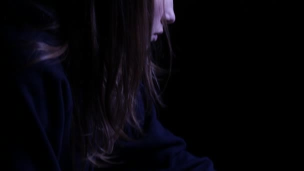 Κατάθλιψη και σπασμένα έφηβος κορίτσι. 4k Uhd. — Αρχείο Βίντεο