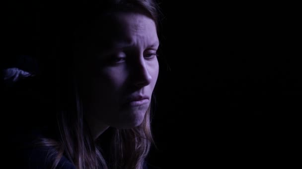 Depressieve tiener meisje is huilen in het donker. 4k Uhd. — Stockvideo