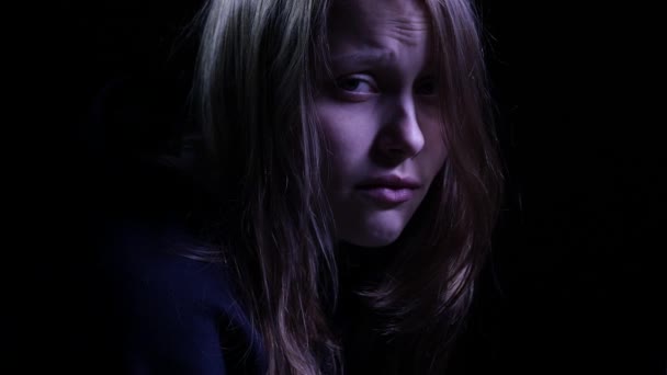 沈黙のジェスチャーを作る怖いと泣いている十代の少女のクローズ アップ。4 k Uhd. — ストック動画