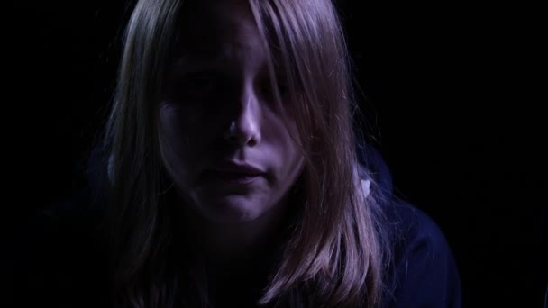 Depressief en gebroken tiener meisje. 4k Uhd. — Stockvideo
