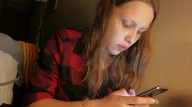 Okuyan bir genç kız. 4k Uhd