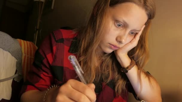 Dospívající dívka studovat. 4k Uhd — Stock video
