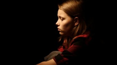 Depression1 üzgün genç kız ağlıyor. 4k