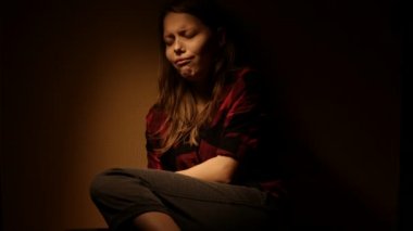Depression6 üzgün genç kız ağlıyor. 4k