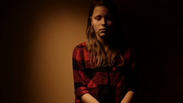哭着悲伤的年轻女孩，在 depression8 中。4 k — 图库视频影像