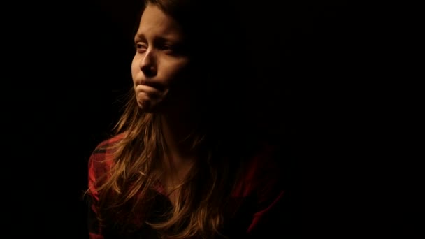Une adolescente désespérée. 4K 5 — Video