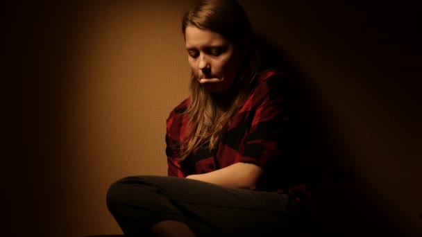 哭着悲伤的年轻女孩，在 depression7 中。4 k — 图库视频影像