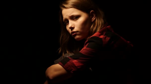Плачущая грустная девочка в депрессии 2. 4K — стоковое видео