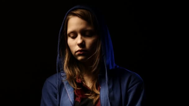 Estressado adolescente menina medo de algo. 4K — Vídeo de Stock