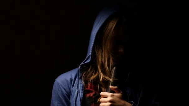 Adolescente criminelle avec batte de baseball, jeune hooligan. 4K 