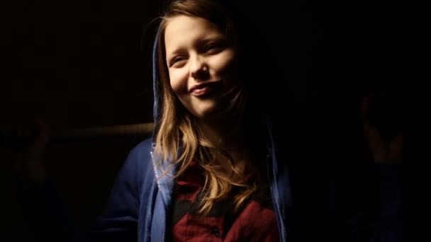 Adolescente criminelle avec batte de baseball, jeune hooligan. 4K 