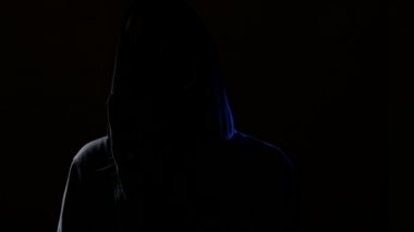 Genç kız saldırgan hareket yapma. Genç antisosyal holigan. 4k