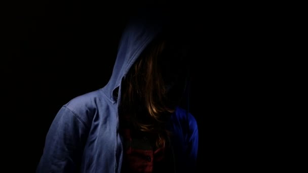 Chica adolescente en cuarto oscuro. 4k Uhd — Vídeo de stock ... Chica adolescente en cuarto oscuro. 4k Uhd — Vídeo de stock ...