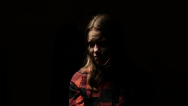 Triste adolescente et sa mère aimante. 4K UHD 