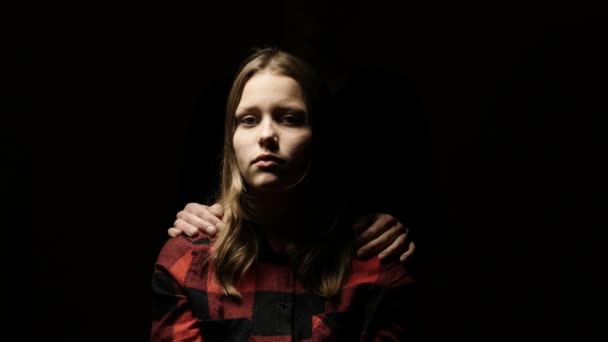 Triste hija adolescente y su amorosa madre. 4K UHD — Vídeos de Stock