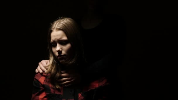 Triste adolescente et sa mère aimante. 4K UHD 