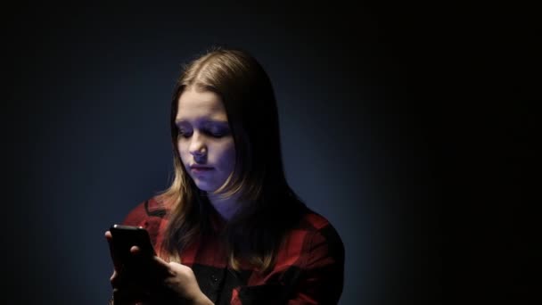 Irriterad tonåring chattar på hennes smarta mobiltelefon med. 4k Uhd — Stockvideo