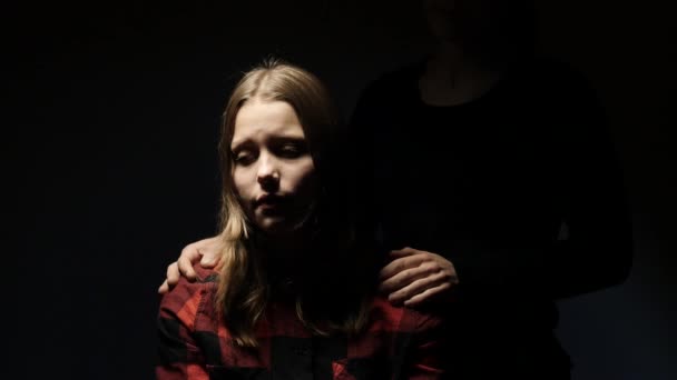 Adolescente ayant une grippe ou un rhume. Mère utilisant une paume pour vérifier la température, 4K UHD 