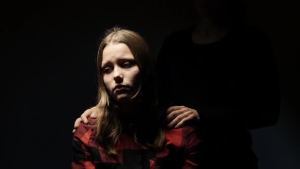 Adolescente ayant une grippe ou un rhume. Mère utilisant une paume pour vérifier la température, 4K UHD 