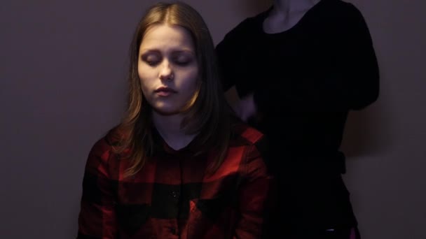 Мать расчесывая дочь волосы 4K UHD — стоковое видео