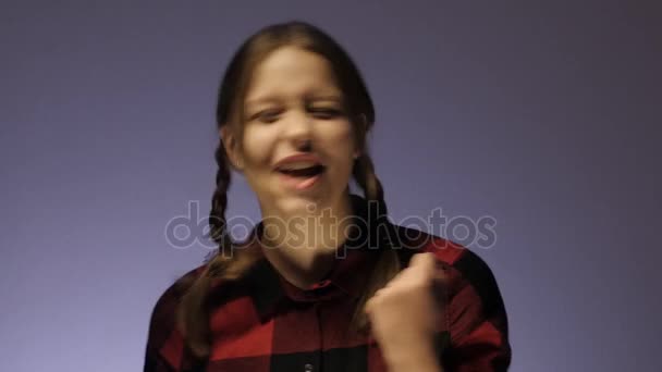 Девочка-подросток слушает музыку и поет. 4K UHD — стоковое видео