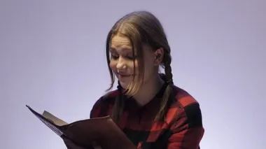 Genç kız okuma kitabı. 4k Uhd