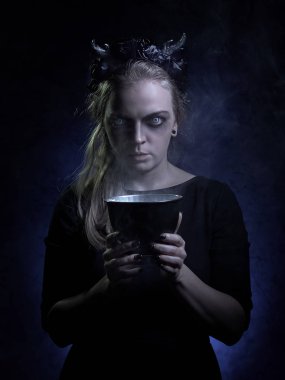 Koyu duman kötü cadı portresi