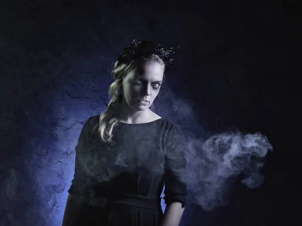 Retrato escuro da bruxa má na fumaça — Fotografia de Stock