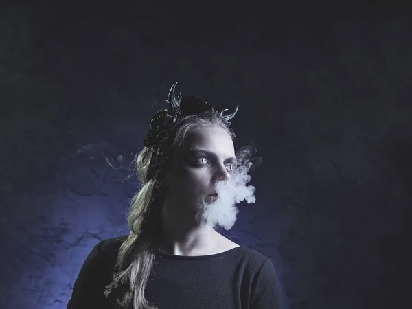 Retrato escuro da bruxa má na fumaça — Fotografia de Stock