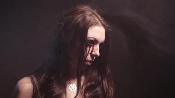 Страшна вампірська дівчина виглядає сердитою і має грішний погляд. 4K UHD — стокове відео