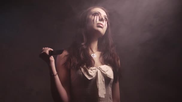 화가 보고 칼으로 무서운 뱀파이어 소녀와 불길 한 모습. 4k Uhd — 비디오
