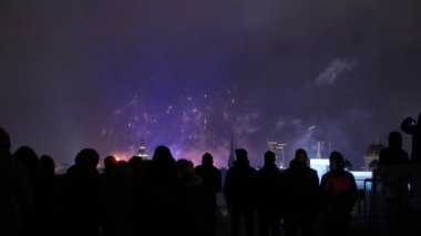 Renkli tatil gece havai fişekler. 4k Uhd