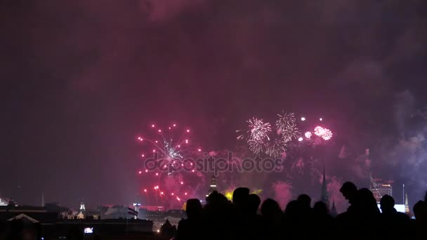 Gente viendo fuegos artificiales de colores en la noche de vacaciones. 4K UHD — Vídeos de Stock